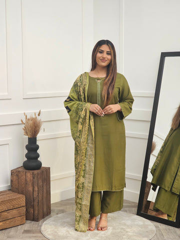 AMINA KHAKI